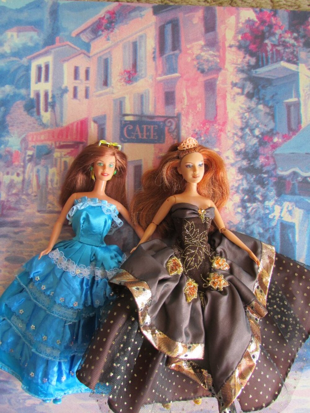 2 RED-HAIRED BARBIE DOLLS, BALL GOWNS, MOD GROOVY MINI DRESSES, STARBUCKS STORY!